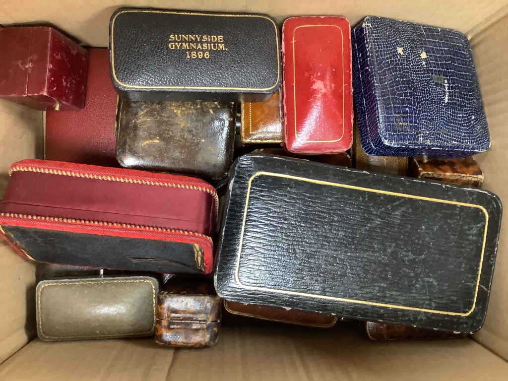 A quantity of assorted jewellery boxes.